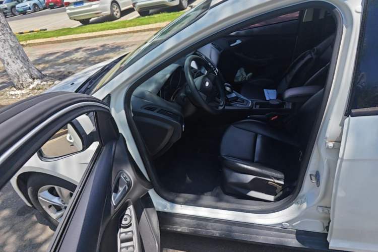 Used Ford Focus 2018 Hatchback Classic 1.6L Automatic Comfort Plus SmartDrive Edition Driver Seat