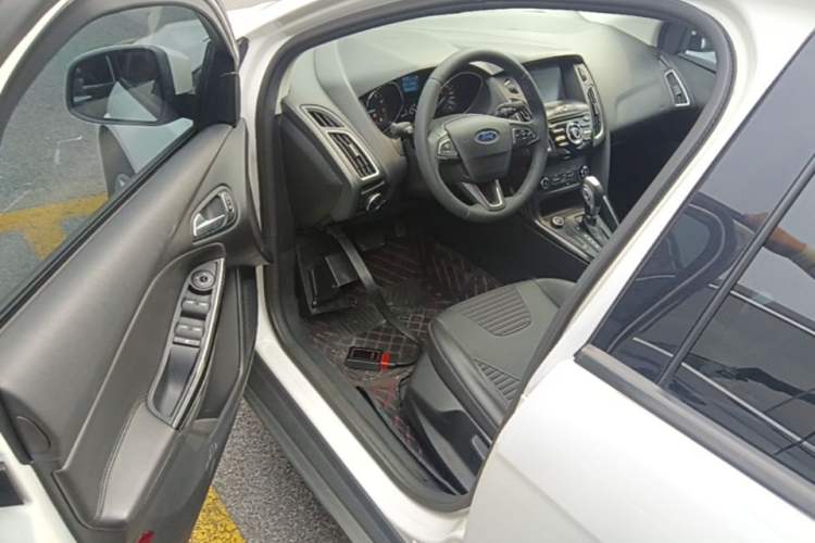 Used Ford Focus 2018 Sedan Classic 1.6L Automatic Trendy SmartDrive Edition Driver Seat