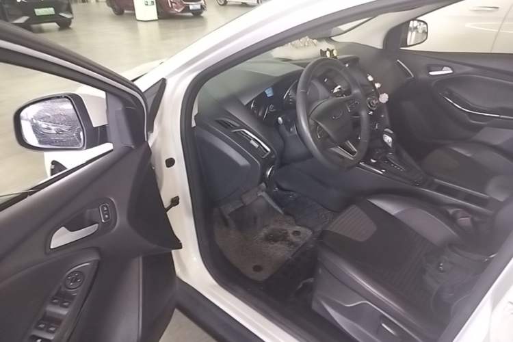 Used Ford Focus 2018 Hatchback Classic 1.6L Automatic Trendy SmartDrive Edition Driver Seat
