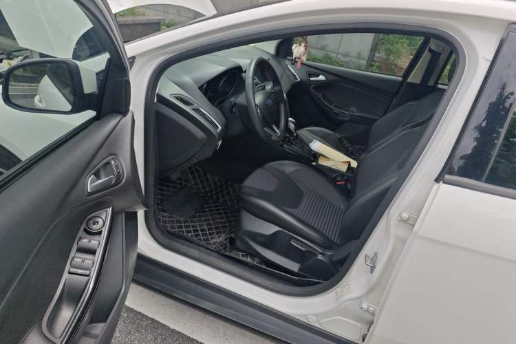 Used Ford Focus 2018 Hatchback Classic 1.6L Automatic Trendy SmartDrive Edition Driver Seat