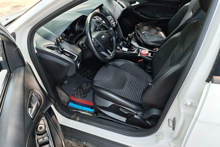 Used Ford Focus 2018 Hatchback Classic 1.6L Manual Fashion Edition SmartDrive Version Driver Seat