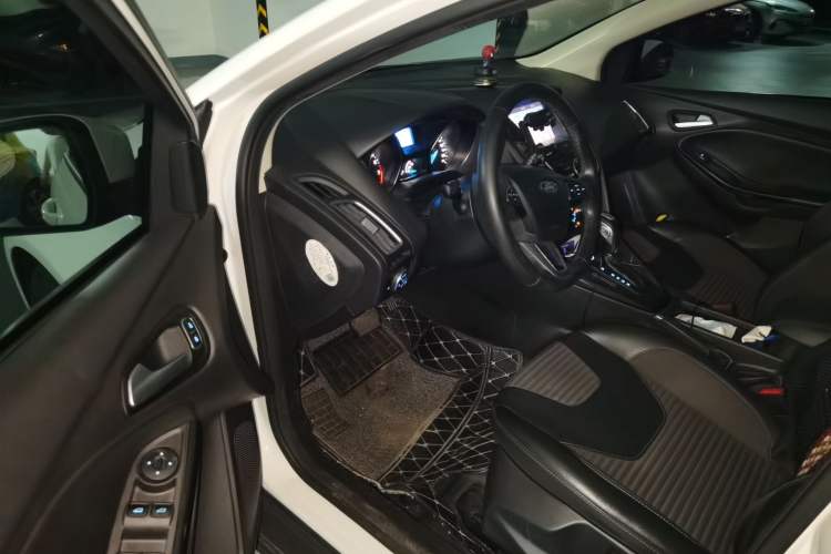 Used Ford Focus 2018 Hatchback Classic 1.6L Automatic Trendy SmartDrive Edition Driver Seat