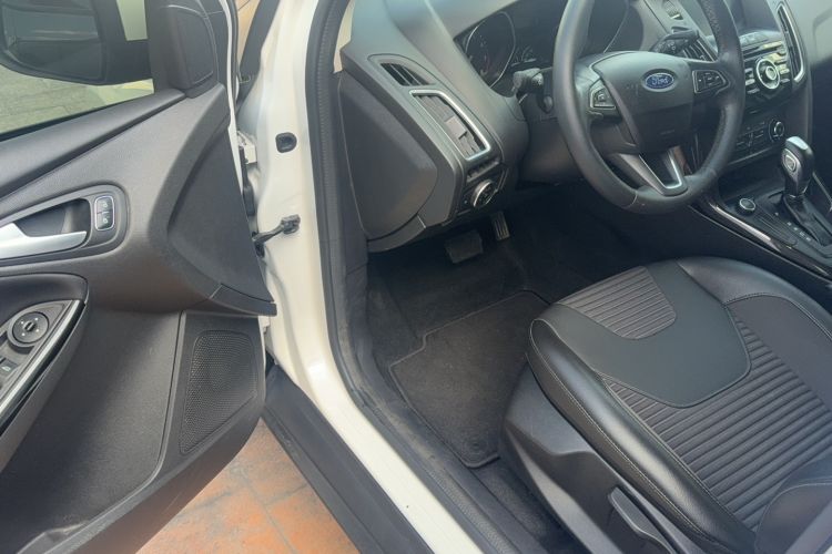 Used Ford Focus 2018 Hatchback Classic 1.6L Automatic Trendy SmartDrive Edition Driver Seat