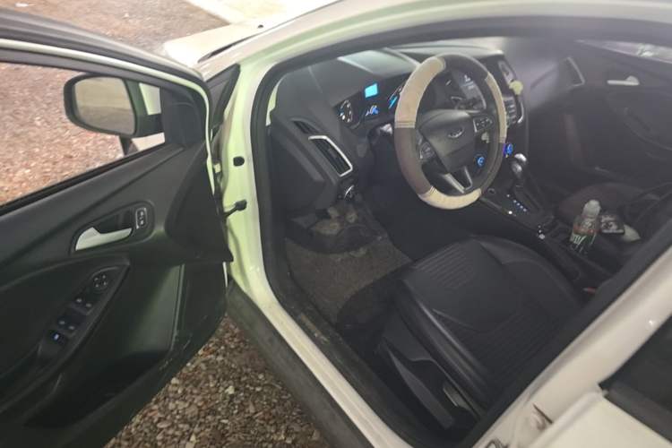 Used Ford Focus 2018 Sedan Classic 1.6L Automatic Trendy SmartDrive Edition Driver Seat
