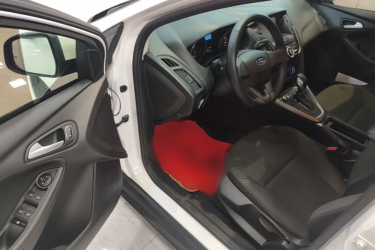 Used Ford Focus 2018 Hatchback Classic 1.6L Automatic Comfort Plus SmartDrive Edition Driver Seat