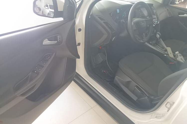 Used Ford Focus 2018 Hatchback Classic 1.6L Automatic Comfort Plus SmartDrive Edition Driver Seat