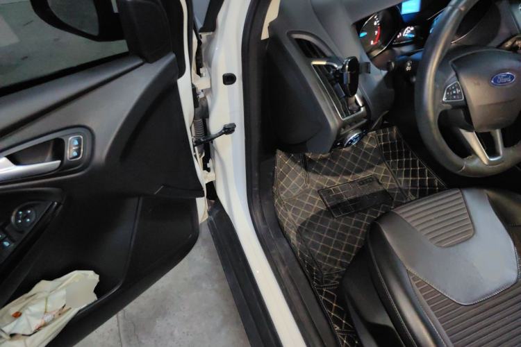 Used Ford Focus 2018 Sedan Classic 1.6L Automatic Trendy SmartDrive Edition Driver Seat