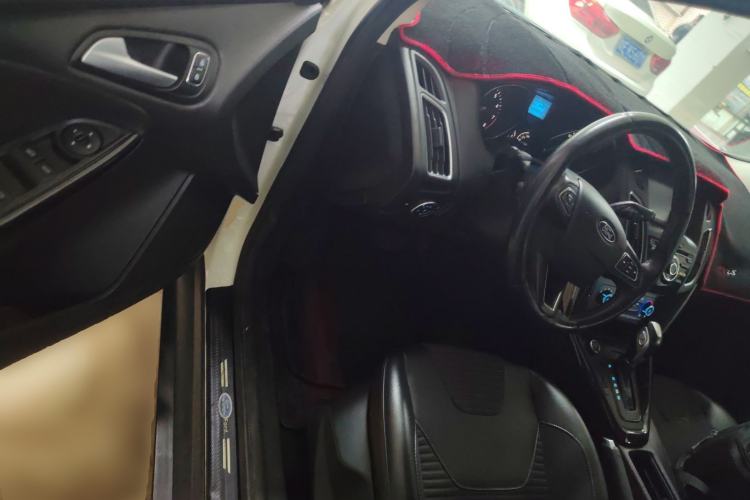 Used Ford Focus 2018 Hatchback Classic 1.6L Automatic Trendy SmartDrive Edition Driver Seat