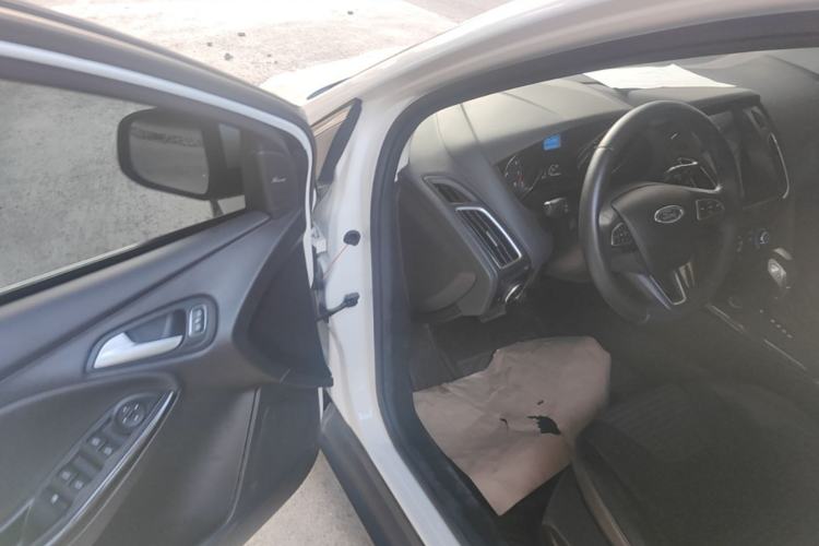 Used Ford Focus 2018 Sedan Classic 1.6L Automatic Trendy SmartDrive Edition Driver Seat