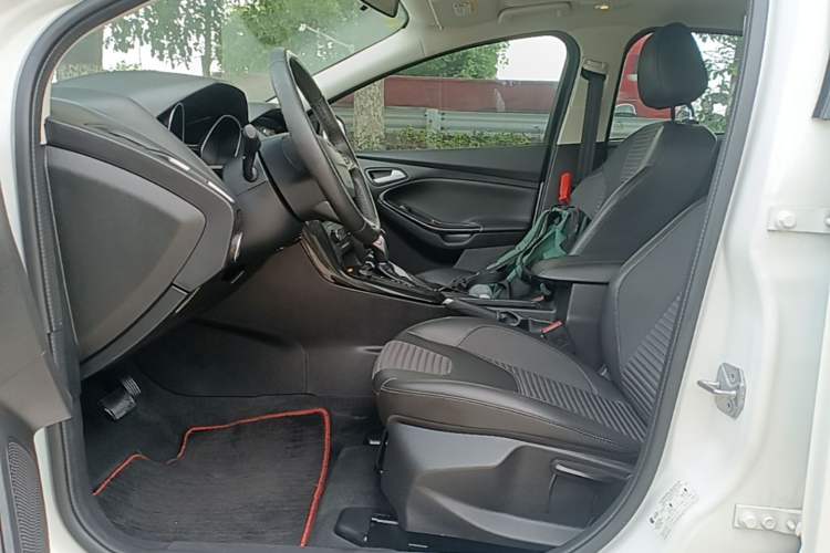 Used Ford Focus 2018 Hatchback Classic 1.6L Automatic Trendy SmartDrive Edition Driver Seat