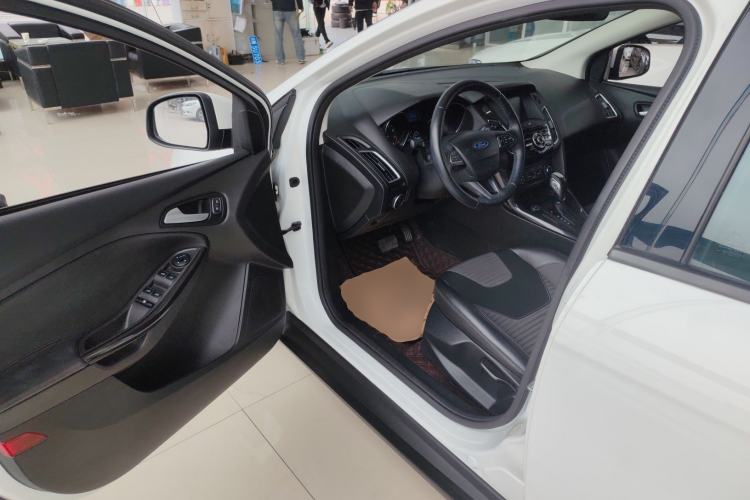 Used Ford Focus 2018 Hatchback Classic 1.6L Automatic Trendy SmartDrive Edition Driver Seat