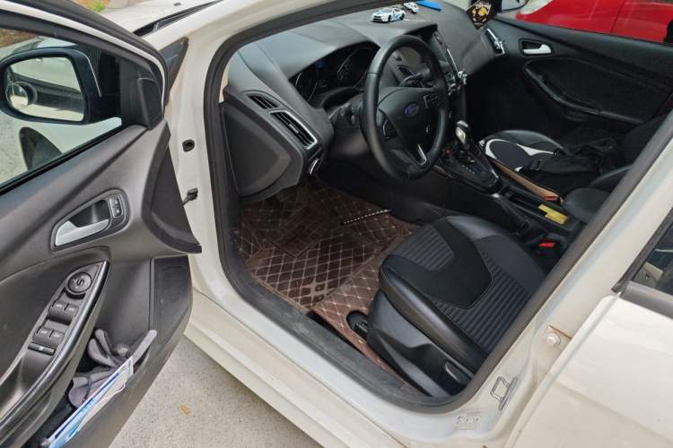 Used Ford Focus 2018 Hatchback Classic 1.6L Automatic Trendy SmartDrive Edition Driver Seat