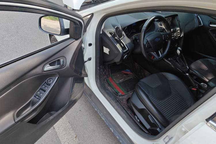 Used Ford Focus 2018 Sedan Classic 1.6L Automatic Trendy SmartDrive Edition Driver Seat