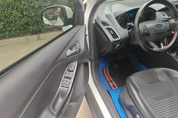 Used Ford Focus 2018 Hatchback Classic 1.6L Automatic Trendy SmartDrive Edition Driver Seat
