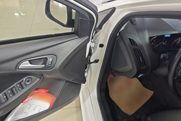 Used Ford Focus 2018 Hatchback Classic 1.6L Automatic Comfort Plus SmartDrive Edition Driver Seat
