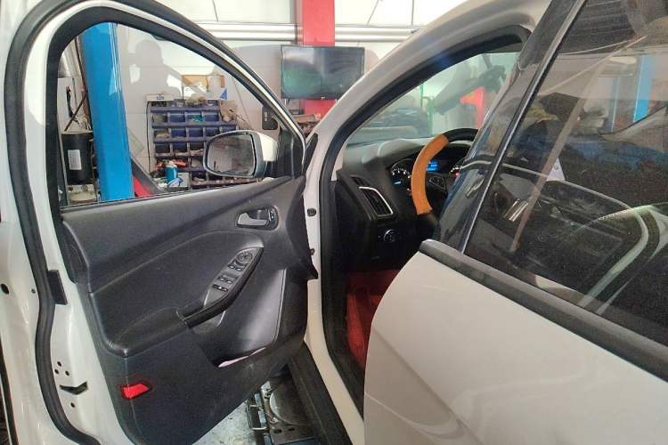 Used Ford Focus 2018 Hatchback Classic 1.6L Automatic Trendy SmartDrive Edition Driver Seat