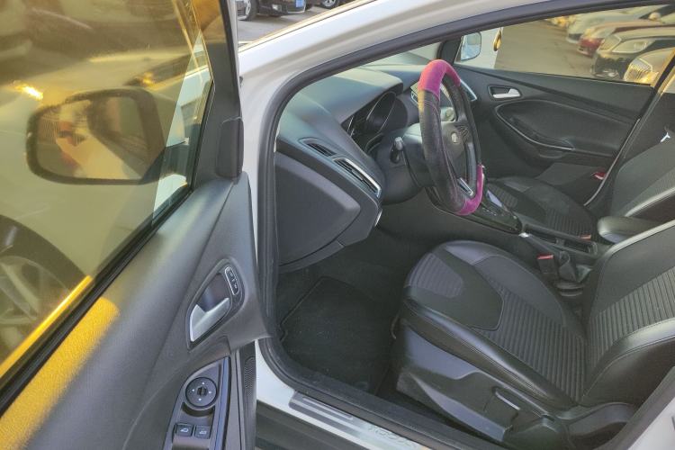 Used Ford Focus 2018 Two-Door Classic EcoBoost 125 Automatic Supercharged Style SmartDrive Edition Driver Seat