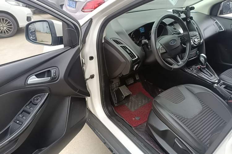 Used Ford Focus 2018 Sedan Classic 1.6L Automatic Trendy SmartDrive Edition Driver Seat