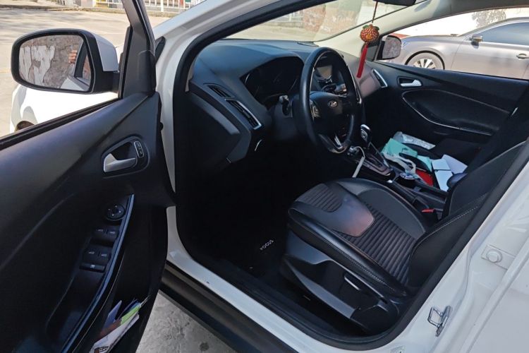 Used Ford Focus 2018 Sedan Classic 1.6L Automatic Trendy SmartDrive Edition Driver Seat