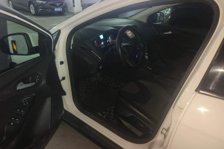 Used Ford Focus 2018 Sedan Classic 1.6L Automatic Trendy SmartDrive Edition Driver Seat