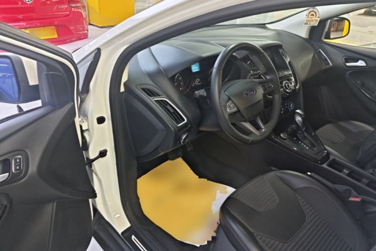 Used Ford Focus 2018 Hatchback Classic 1.6L Automatic Trendy SmartDrive Edition Driver Seat
