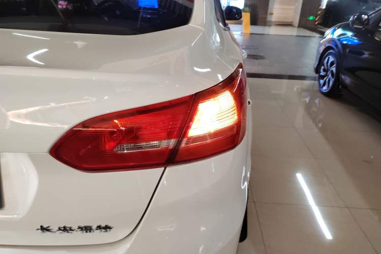 Used Ford Focus 2018 Sedan Classic 1.6L Automatic Trendy SmartDrive Edition Exterior 2