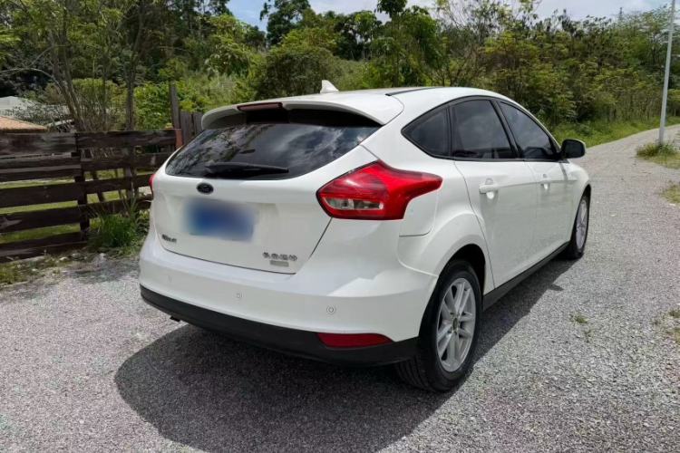 Used Ford Focus 2018 Two-Door Classic EcoBoost 125 Automatic Supercharged Style SmartDrive Edition Exterior 3