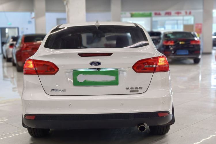 Used Ford Focus 2018 Sedan Classic EcoBoost 180 Automatic Elite Model Exterior 3