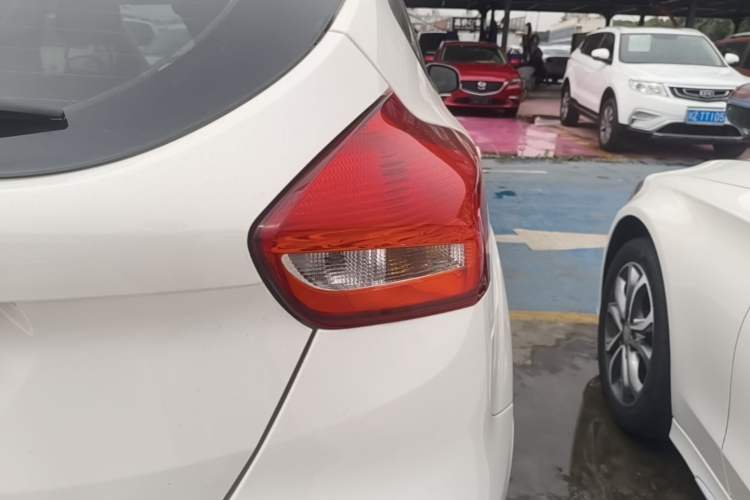 Used Ford Focus 2018 Hatchback Classic 1.6L Manual Comfort Plus SmartDrive Edition Exterior 3