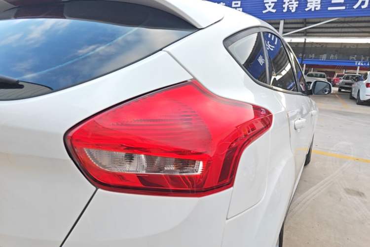Used Ford Focus 2018 Hatchback Classic 1.6L Automatic Comfort Plus SmartDrive Edition Exterior 3