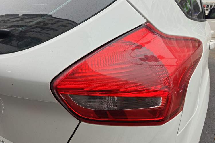 Used Ford Focus 2018 Hatchback Classic 1.6L Automatic Trendy SmartDrive Edition Exterior 3
