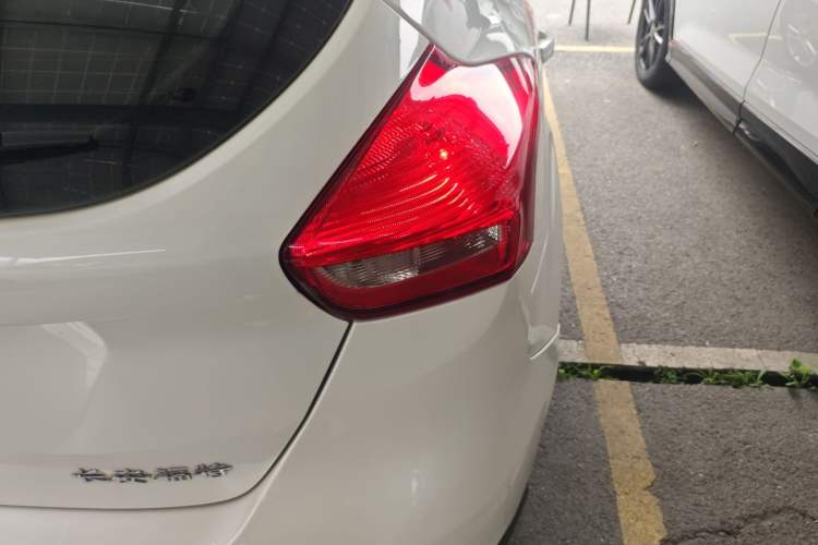 Used Ford Focus 2018 Hatchback Classic 1.6L Automatic Trendy SmartDrive Edition Exterior 3