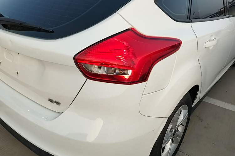 Used Ford Focus 2018 Hatchback Classic 1.6L Automatic Comfort Plus SmartDrive Edition Exterior 3
