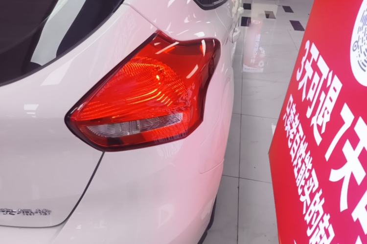 Used Ford Focus 2018 Hatchback Classic 1.6L Automatic Comfort Plus SmartDrive Edition Exterior 3