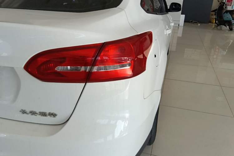Used Ford Focus 2018 Sedan Classic 1.6L Automatic Comfort Plus Smart Drive Version Exterior 3