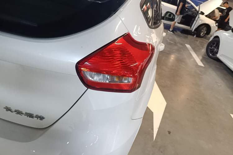 Used Ford Focus 2018 Hatchback Classic 1.6L Automatic Comfort Plus SmartDrive Edition Exterior 3