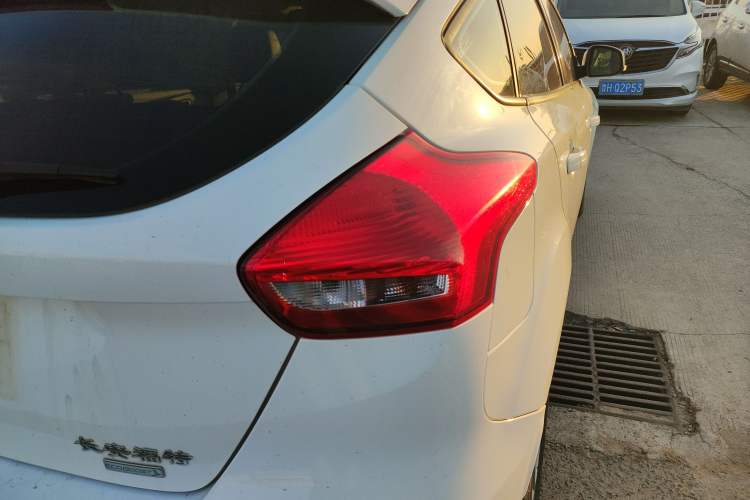 Used Ford Focus 2018 Two-Door Classic EcoBoost 125 Automatic Supercharged Style SmartDrive Edition Exterior 3