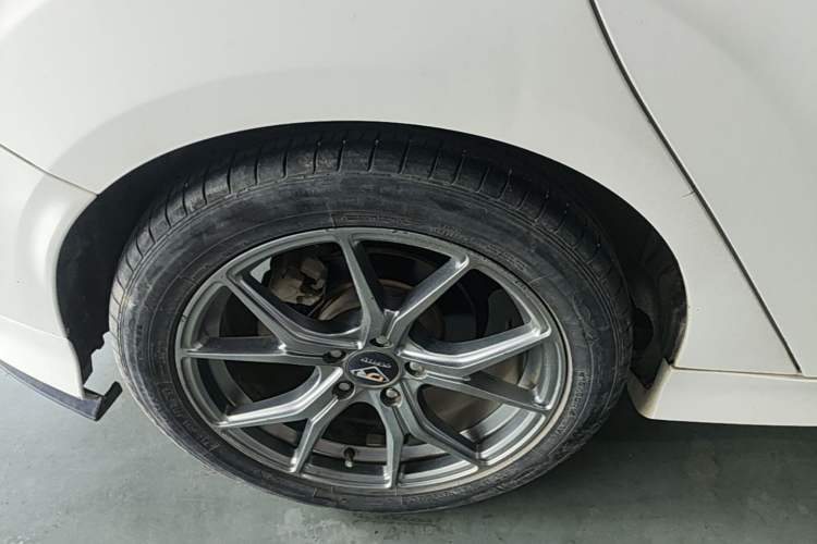 Used Ford Focus 2018 Hatchback Classic 1.6L Automatic Comfort Plus SmartDrive Edition Exterior 5