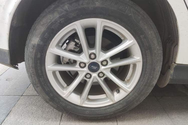 Used Ford Focus 2018 Hatchback Classic 1.6L Automatic Trendy SmartDrive Edition Exterior 5