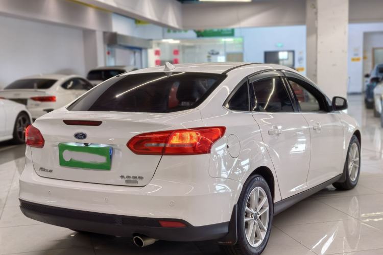 Used Ford Focus 2018 Sedan Classic EcoBoost 180 Automatic Elite Model Exterior 5