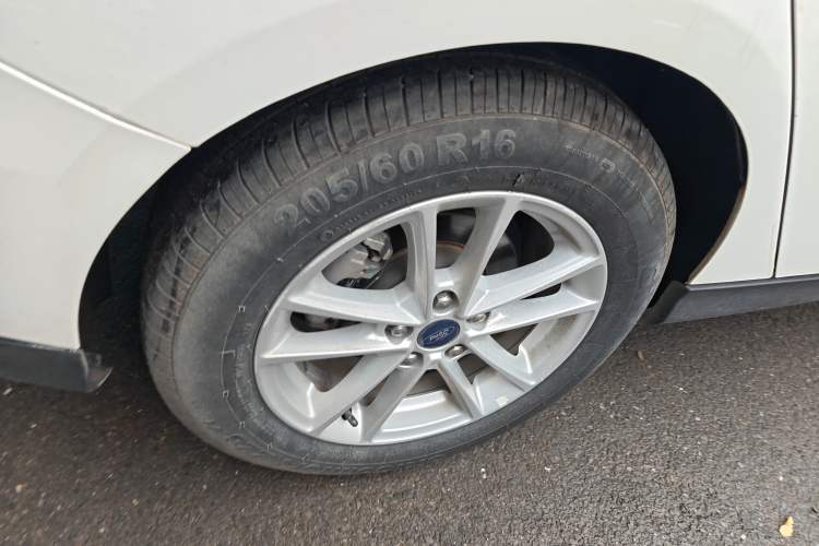 Used Ford Focus 2018 Hatchback Classic 1.6L Automatic Trendy SmartDrive Edition Exterior 5