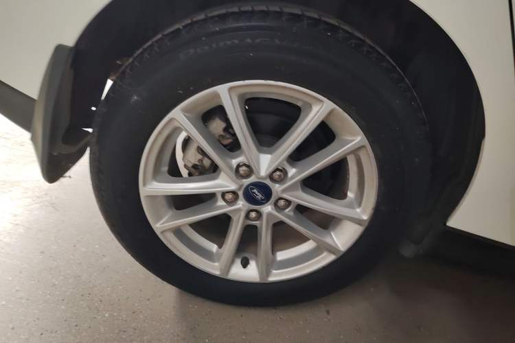 Used Ford Focus 2018 Hatchback Classic 1.6L Automatic Trendy SmartDrive Edition Exterior 5