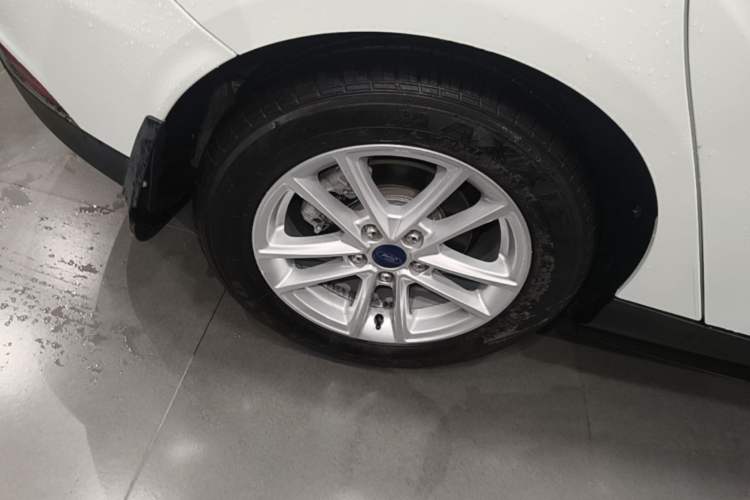 Used Ford Focus 2018 Hatchback Classic 1.6L Automatic Trendy SmartDrive Edition Exterior 5