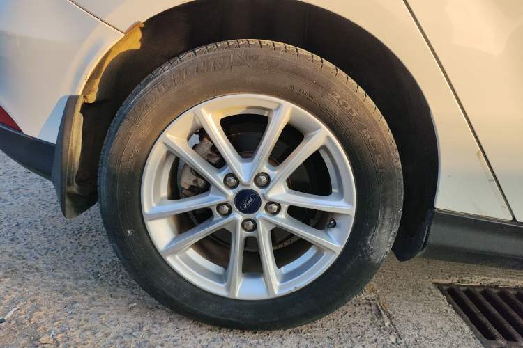Used Ford Focus 2018 Two-Door Classic EcoBoost 125 Automatic Supercharged Style SmartDrive Edition Exterior 5