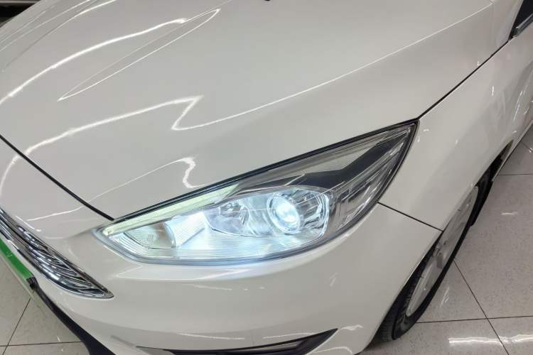 Used Ford Focus 2018 Sedan Classic EcoBoost 180 Automatic Elite Model Exterior 6