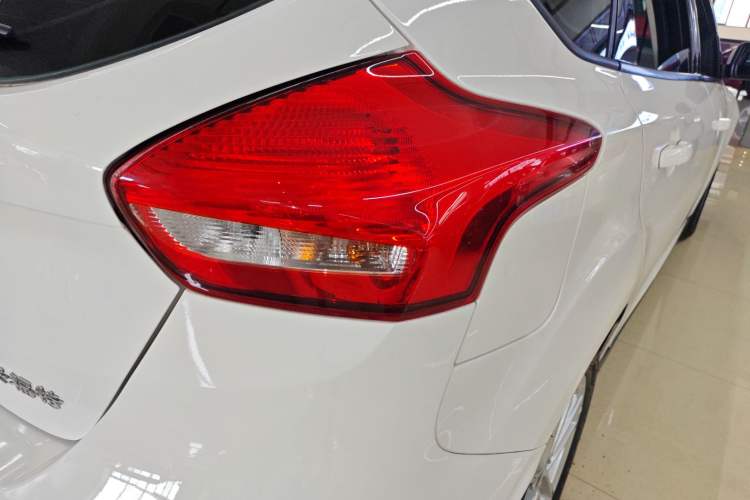 Used Ford Focus 2018 Hatchback Classic 1.6L Automatic Trendy SmartDrive Edition Exterior 6