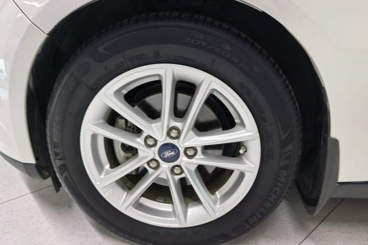 Used Ford Focus 2018 Sedan Classic EcoBoost 180 Automatic Elite Model Exterior 7