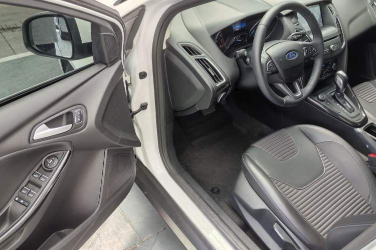 Used Ford Focus 2018 Hatchback Classic EcoBoost 180 Automatic Elite Model Exterior 8