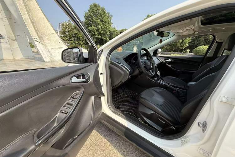 Used Ford Focus 2018 Sedan Classic 1.6L Automatic Trendy SmartDrive Edition Exterior 9