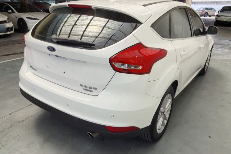 Used Ford Focus 2018 Hatchback Classic EcoBoost 180 Automatic Elite Model Exterior 9